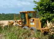 Moradores denunciam uso de equipamento público para obra particular; veja vídeos