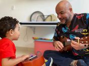 Entenda a  importância da musicoterapia no tratamento do TEA