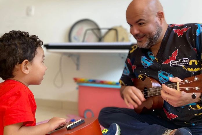 Entenda a  importância da musicoterapia no tratamento do TEA