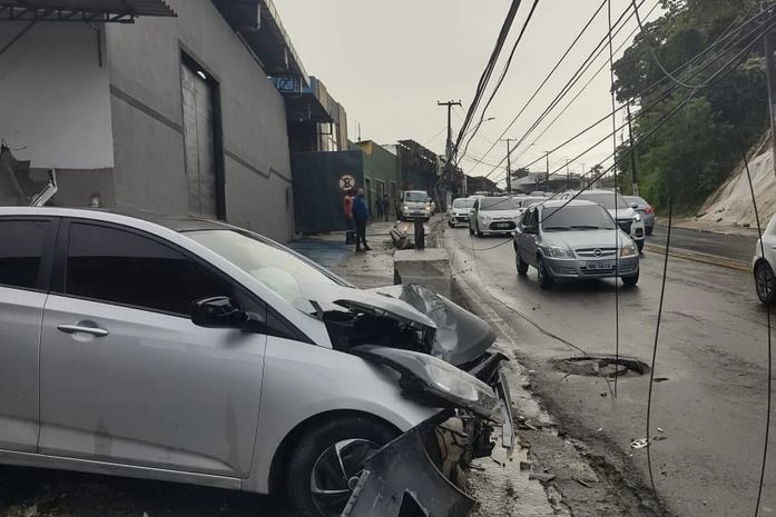 Vídeo: Motorista perde o controle e bate com carro em poste na Leste-Oeste; Criança fica ferida 