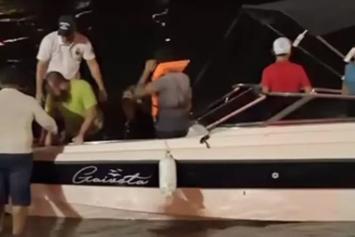 Quatro pessoas são resgatadas após barco naufragar durante pescaria em Penedo