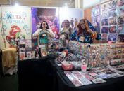 Coletivo transforma estande em vitrine de arte autoral e diversidade
