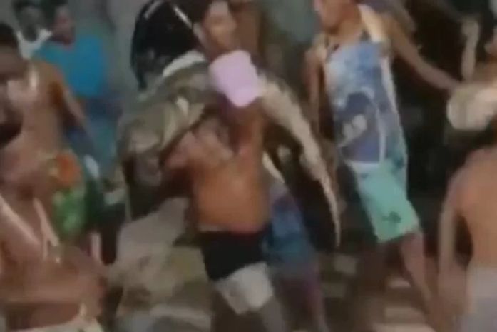 Vídeo: jacaré aparece em Olinda (PE) e moradores “desfilam” com animal pela rua