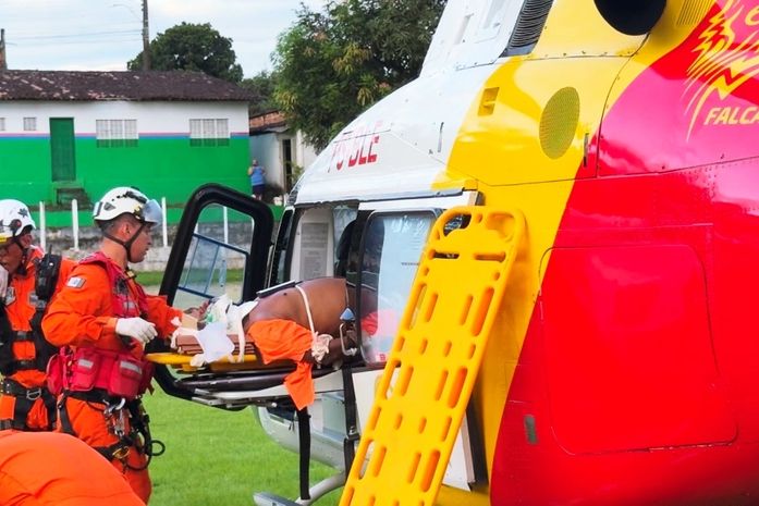 Condutor perde o controle de moto, cai em barreira e é transferido em estado grave para HGE