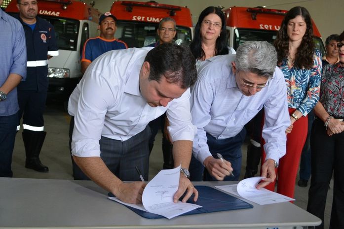 Governador renan Filho e reitor paulo Medeiros assinam ordens de serviço