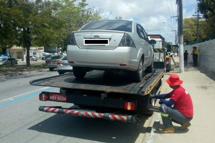 Veículo removido por apresentar irregularidades