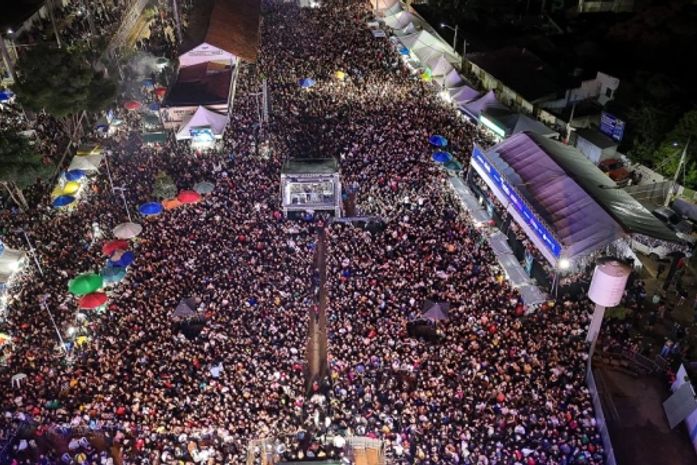 Natanzinho Lima encerra FIPI 2025 com grande show na Estação Ferroviária
