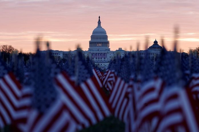 Esplanada é coberta com 200 mil bandeiras americanas em Washington DC para a posse de Biden