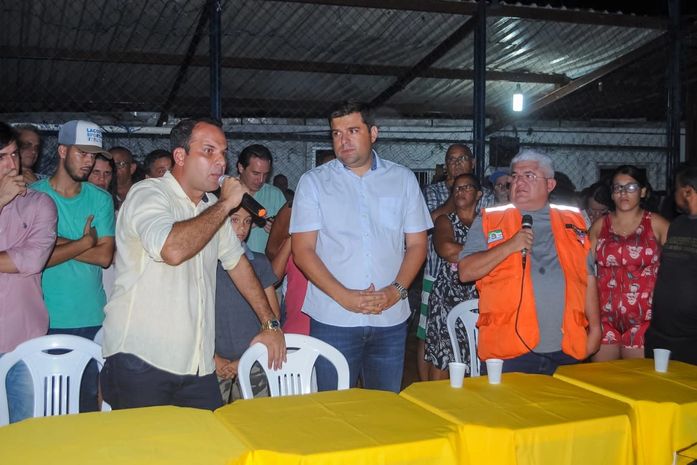 Em reunião, com moradores de Bebedouro e Mutange