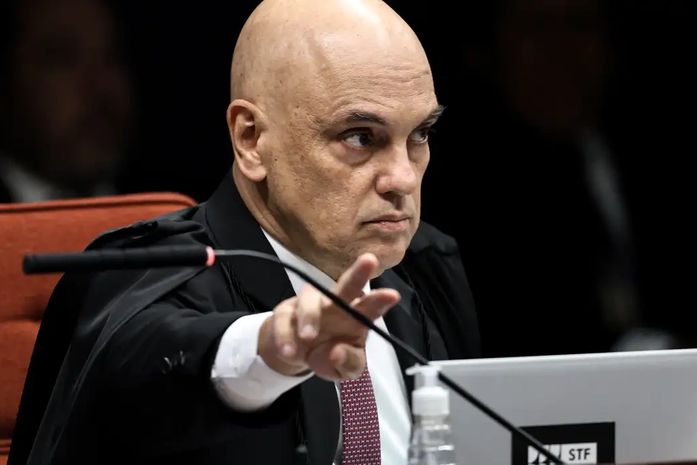 Alexandre de Moraes deveria sair