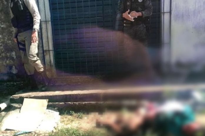 Polícia foi acionada e impediu o linchamento do homem que esfaqueou a mãe.