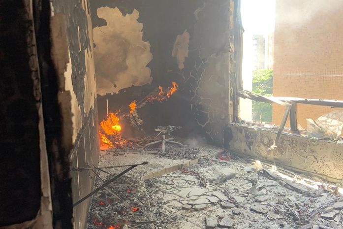 Incêndio destrói cobertura de prédio na Ponta Verde e mobiliza Bombeiros; veja vídeos