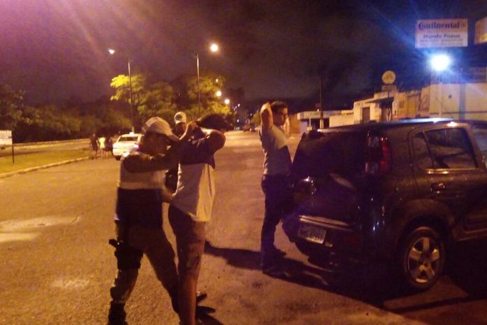 Os condutores foram presos e autuados por embriaguez ao volante
