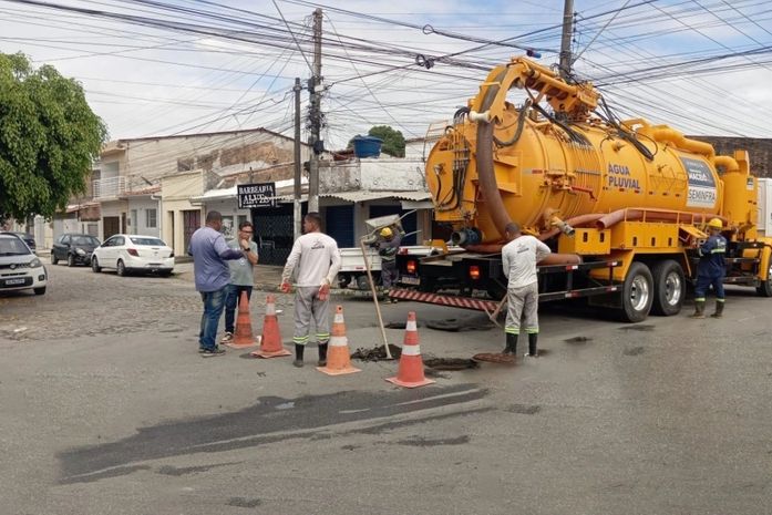 Fiscalização identifica vazamento de esgoto em rede de drenagem no Litoral de Maceió