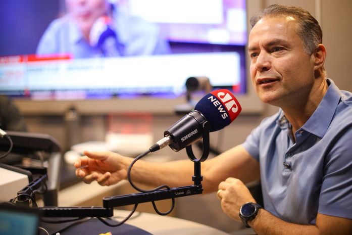 Renan Filho critica JHC, promete 80 clínicas e anuncia prêmio para alunos com boas notas