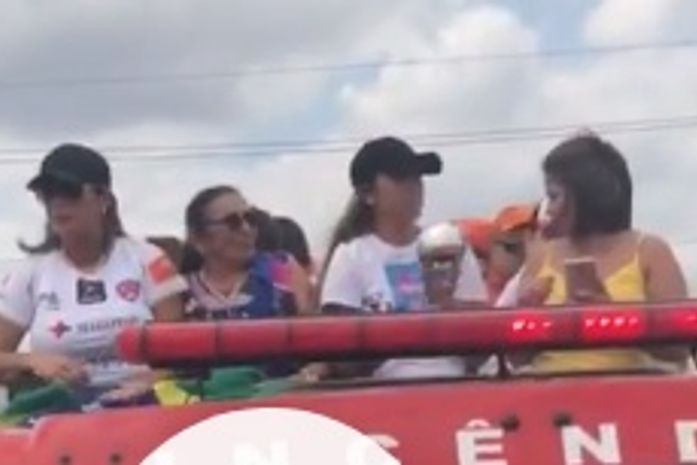 Marta desfila “hexa” em caminhão do Corpo de Bombeiros em Dois Riachos