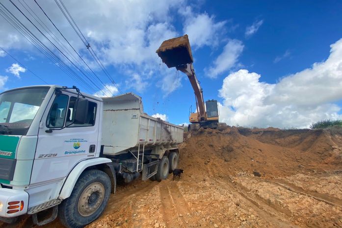 Prefeitura de Branquinha está reestruturando praça central atingida pela enchente