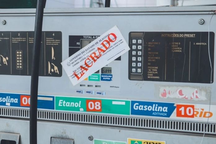 Postos de combustíveis em Maceió e Rio Largo são flagrados com irregularidades nas bombas