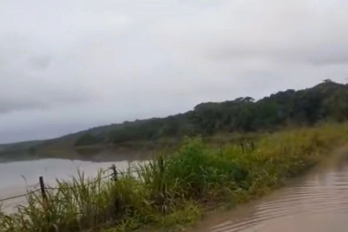 Pescador puxado por correnteza de barragem é resgatado em Penedo