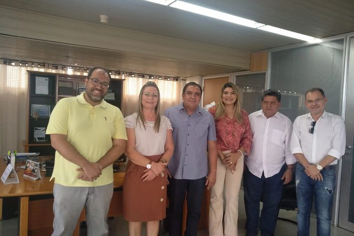 Prefeita Santana Mariano assina carta de compromisso com superintendente do INSS