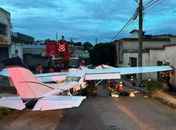 Belo Horizonte: Bombeiros retiram avião que caiu em cima de duas casas