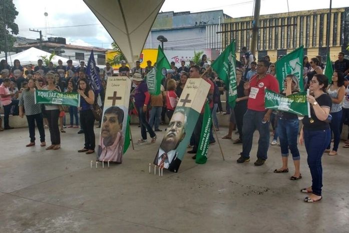 Professores em greve fazem enterro simbólico de Teófilo e do secretário Lenine