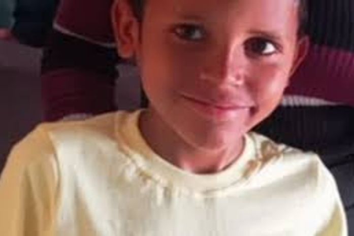 Criança de 11 anos que morreu após descarga elétrica, tentou ligar celular com os pés descalço e molhada
