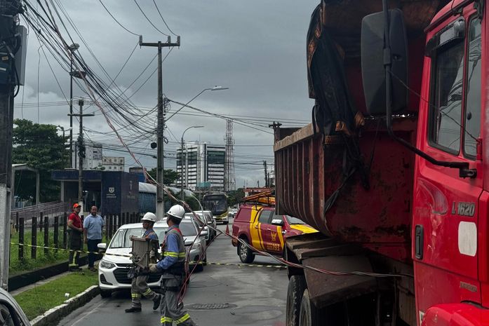 Vídeo: fio de alta tensão cai sobre veículo e condutor fica "preso" no Jaraguá