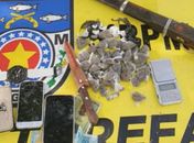 Droga e armas apreendidas na ação policial