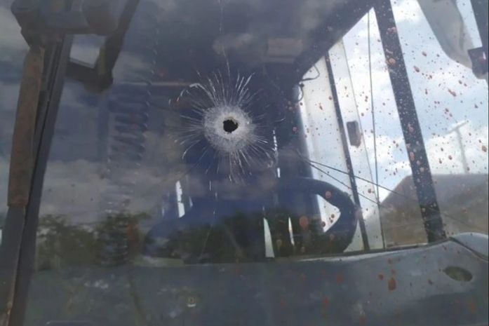 Motorista foi atingido de raspão no rosto, foi socorrido e levado para HEA, em Arapiraca.