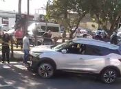 Acidente na Fernandes Lima termina em “confronto” com a PM: após colisão, veículo atravessa canteiro e invade a contramão de ré; veja vídeos