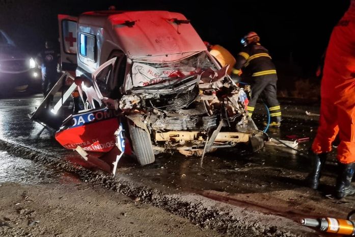 Acidente entre ambulância e caminhão mata técnica em enfermagem e paciente, na AL-115