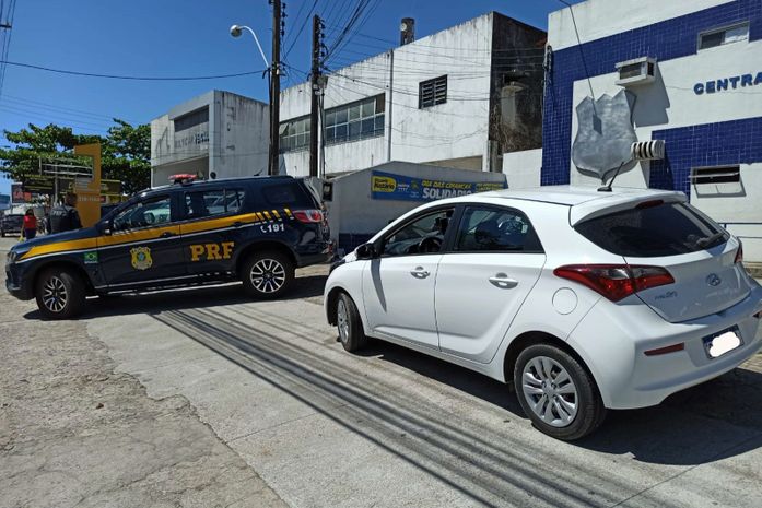 PRF em AL prende homem que dirigia carro furtado e adulterado na BR-104