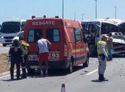 Vídeo: micro-ônibus colide com poste e deixa 20 pessoas feridas no Pontal da Barra, em Maceió