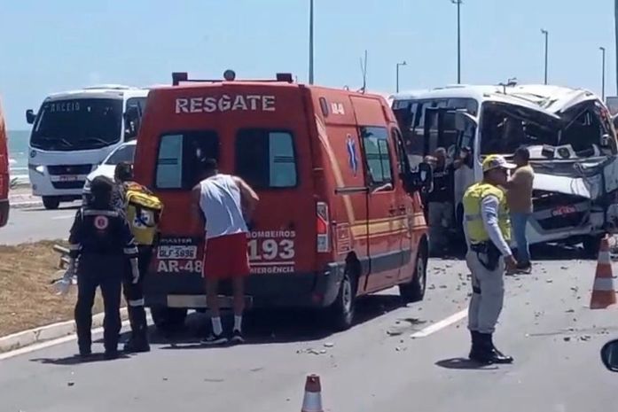 Vídeo: micro-ônibus colide com poste e deixa 20 pessoas feridas no Pontal da Barra, em Maceió