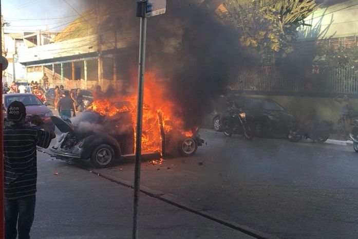 Incêndio destrói veículo no Centro de Arapiraca; veja o vídeo