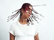 Cantora alagoana LLARI lança álbum homônimo com produção de Donatinho e inspirações afro-brasileiras