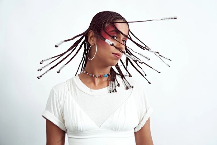 Cantora alagoana LLARI lança álbum homônimo com produção de Donatinho e inspirações afro-brasileiras