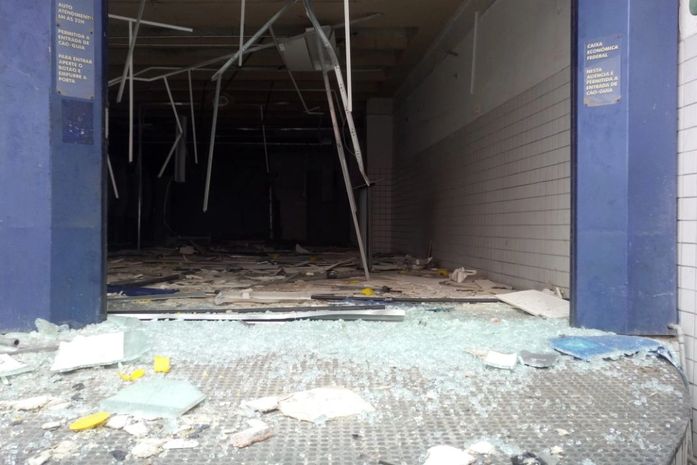 Prédio da Caixa Econômica é depredado no Centro de Maceió