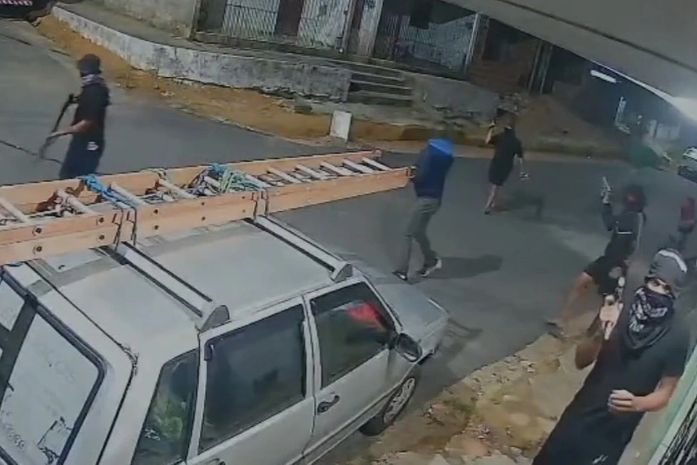 Vídeo: Polícia tenta identificar quadrilha que invadiu casas, destruiu câmeras e aterrorizou moradores em bairro da capital