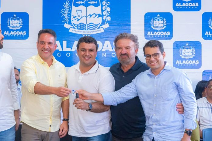 Prefeito Bebeto Barros recebe nova ambulância do Samu ao lado do governador Paulo Dantas