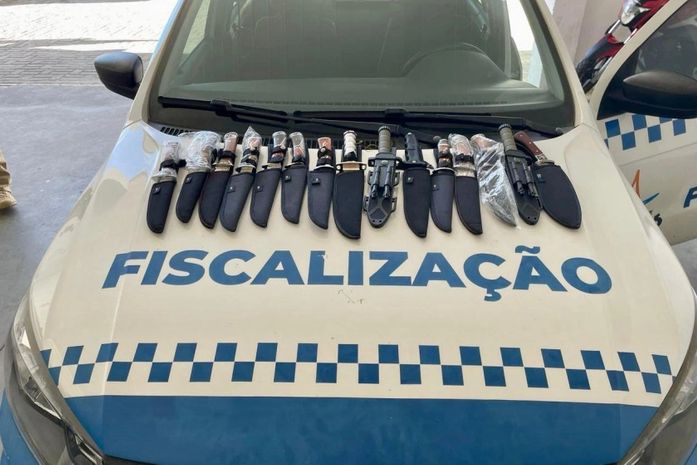 Agentes de fiscalização apreendem 15 facas comercializadas por ambulante na Orla de Maceió