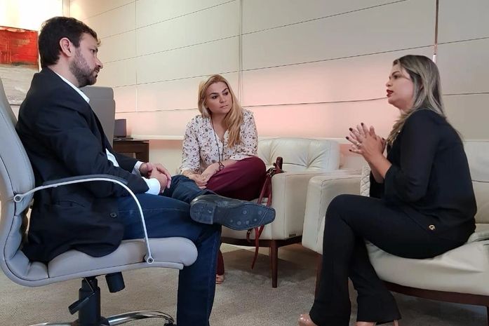 Acompanhada da advogada Waneska Oliveira, Márcia leva o caso ao presidente eleito da OAB/AL