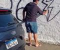 Homem é flagrado pichando muro recém-pintado do Cemitério São Luís, em Maceió