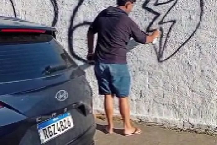 Homem é flagrado pichando muro recém-pintado do Cemitério São Luís, em Maceió