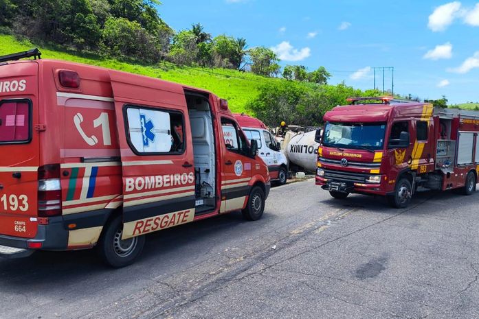 Bombeiros alagoanos resgatam motorista preso às ferragens em acidente na divisa com Pernambuco