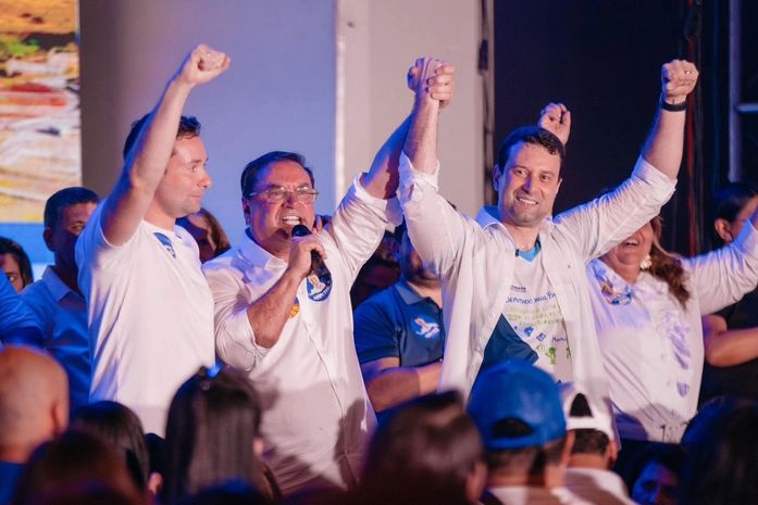 Daniel, Lucas e Luciano são recebidos por mais de 5 mil profissionais da Educação