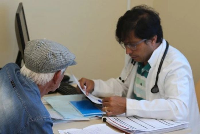 Prefeito arregaça as mangas e faz atendimento em Posto de Saúde.