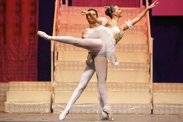 Crianças e adolescentes são selecionadas para projeto de dança