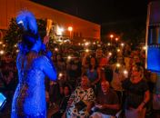 É muita cena: Ivana Iza celebra 30 anos de carreira com festa aberta ao público em frente ao Theatro Homerinho